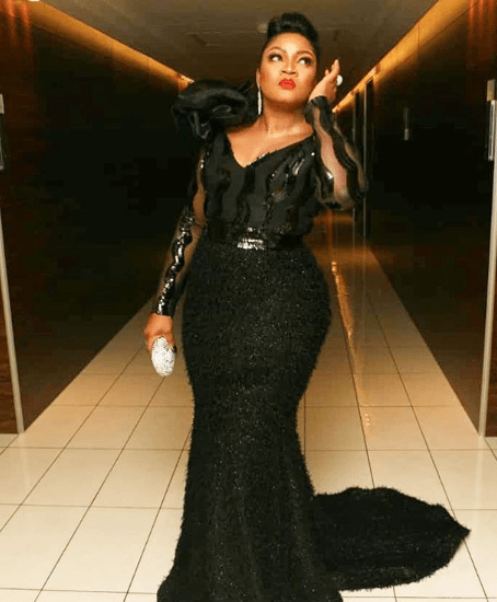 Omotola Jalade Ekeinde Shades Half Naked Women At The AMVCA 2018 With A Fan's Post