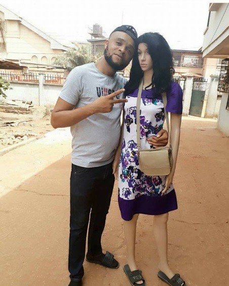 Nigerian man kneels to propose to his mannequin s3x doll