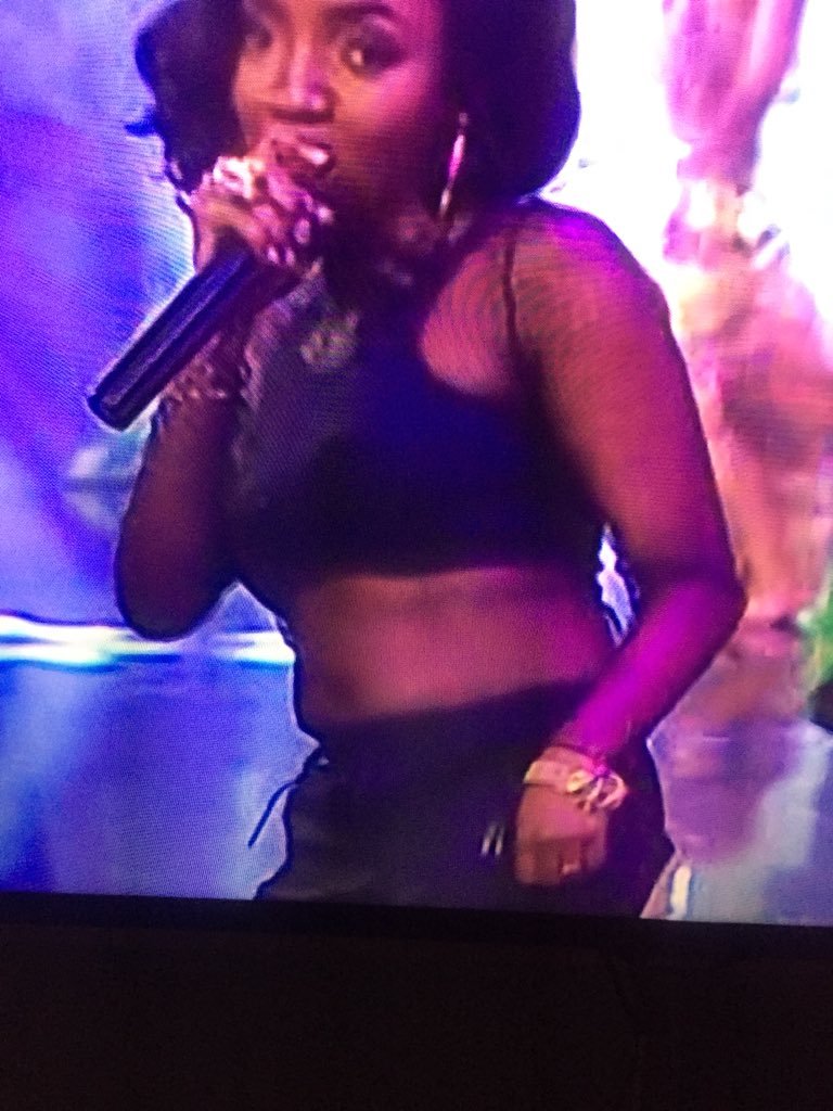 Nigerians are talking about Simi's stomach during her #BBNaija Live performance