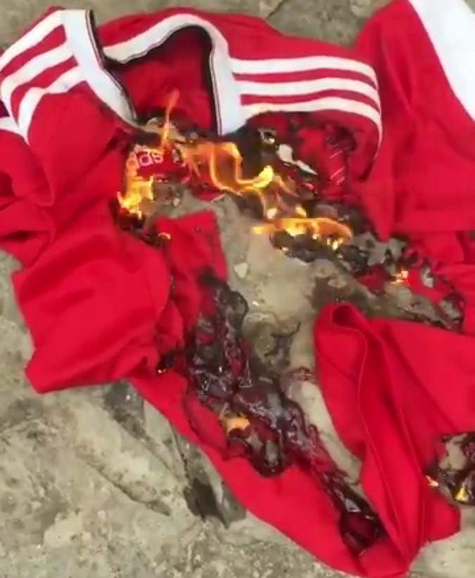 Angry Manchester United fan burns club jersey, says he no longer supports the team (Video)