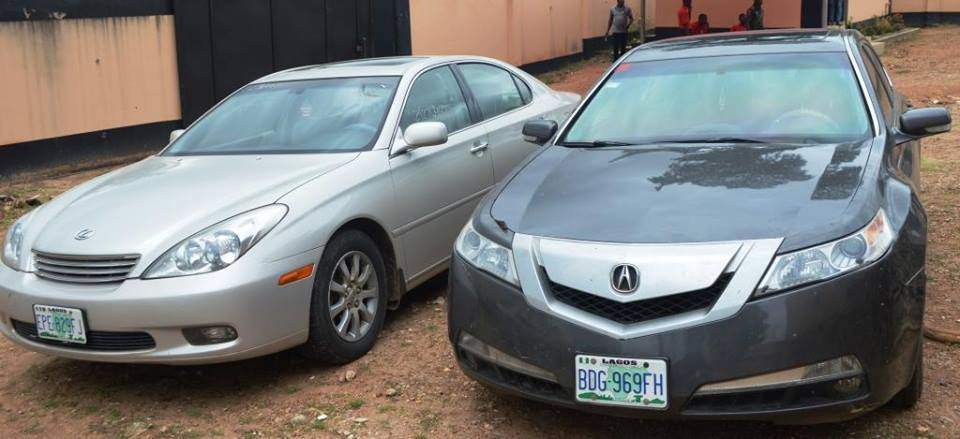 EFCC arrests yahoo boy, recover cars, laptops and fake documents