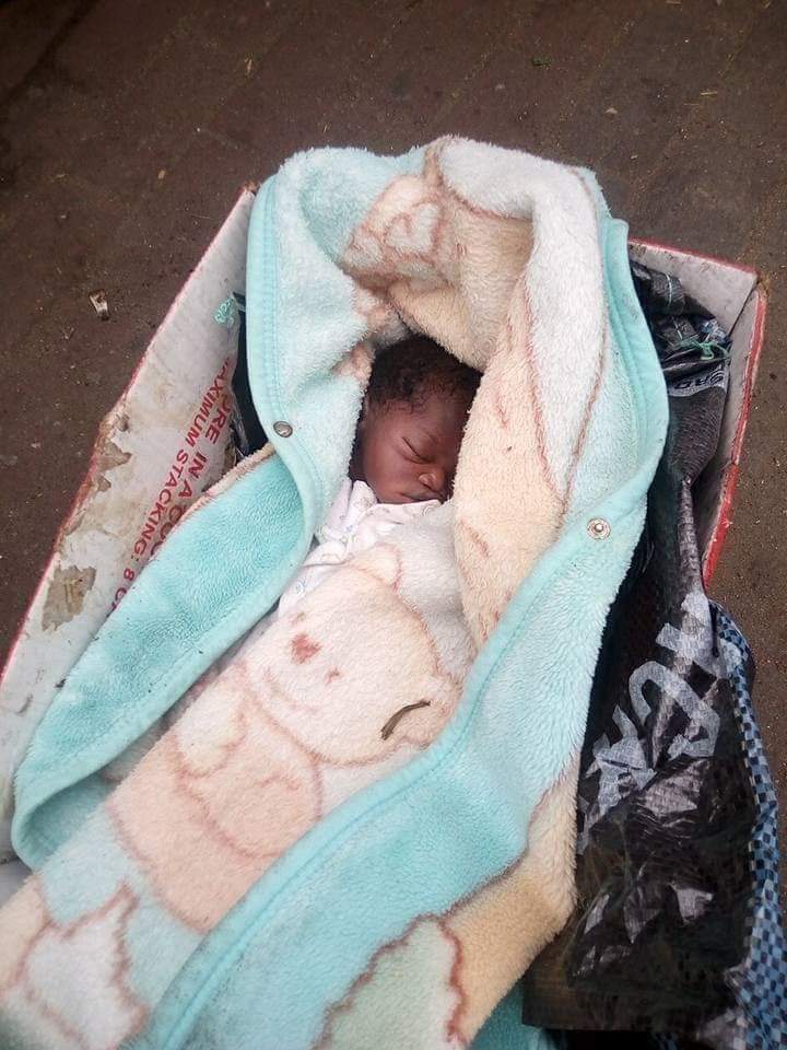 Newborn baby abandoned by the roadside in Port-Harcourt.