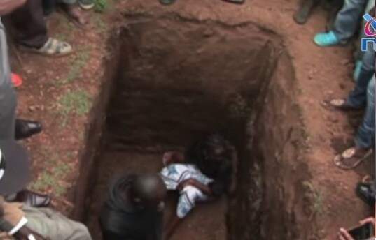 Woman jumps into her husband's grave to stop burial over release of his alleged murderer (Photo)