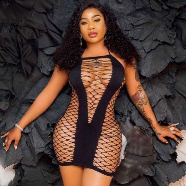 "If my body doesn't please you, you can suck my p***y" - Toyin Lawani slams trolls attacking her for sharing semi-nude photos