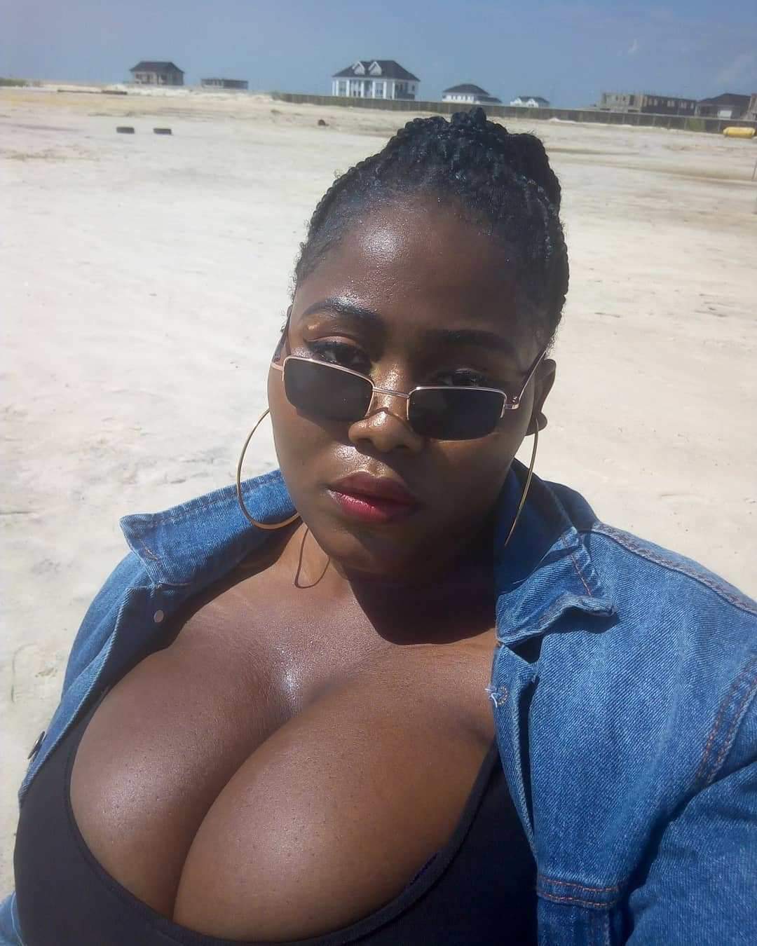 Nigerian Lady sets the internet on fire with her humongous bosoms (photos)