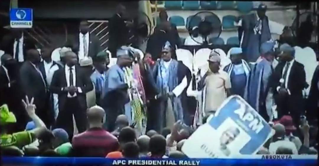 Oshiomhole, President Buhari Stoned At Abeokuta, Ogun state APC Rally (Video)