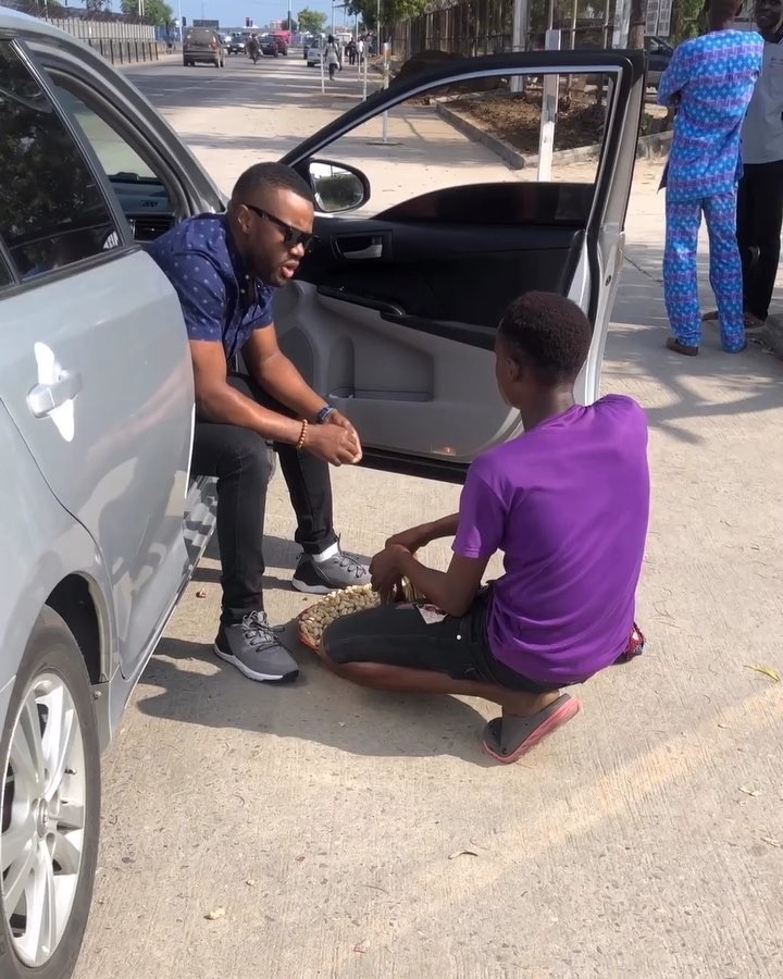 Actor William Uchemba's kind gesture to a groundnut seller on the streets of Lagos (Video)