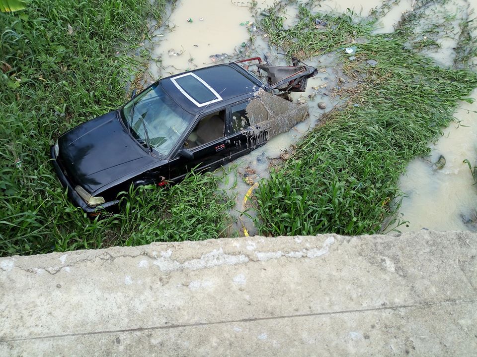 Driver loses control of car, falls into stream in Owerri (Photos)