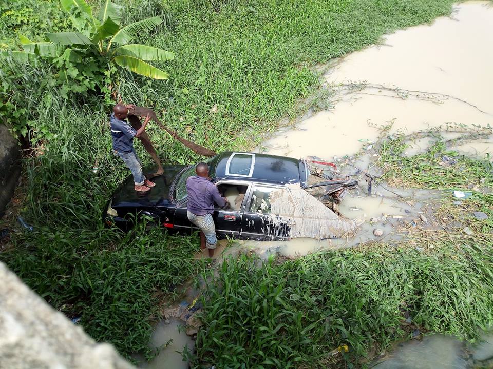 Driver loses control of car, falls into stream in Owerri (Photos)