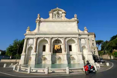 Female Tourists Outrage Rome Locals By Stripping & Jumping Into A 400-Year-Old Historical Fountain