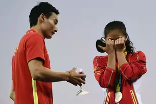 Chinese Diver Get Engaged On Medals Podium At The Olympics