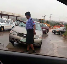 Oyo State Governor's Wife Honours Police Woman Seen Controlling Traffic In The Rain