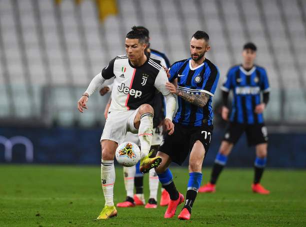Ronaldo stuns fans as he shows off amazing 6-packs after returning to Italy (photo)