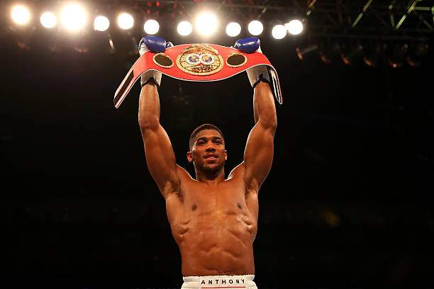 Boxing champion Anthony Joshua delivers stunning Christmas presents to fans (photos)