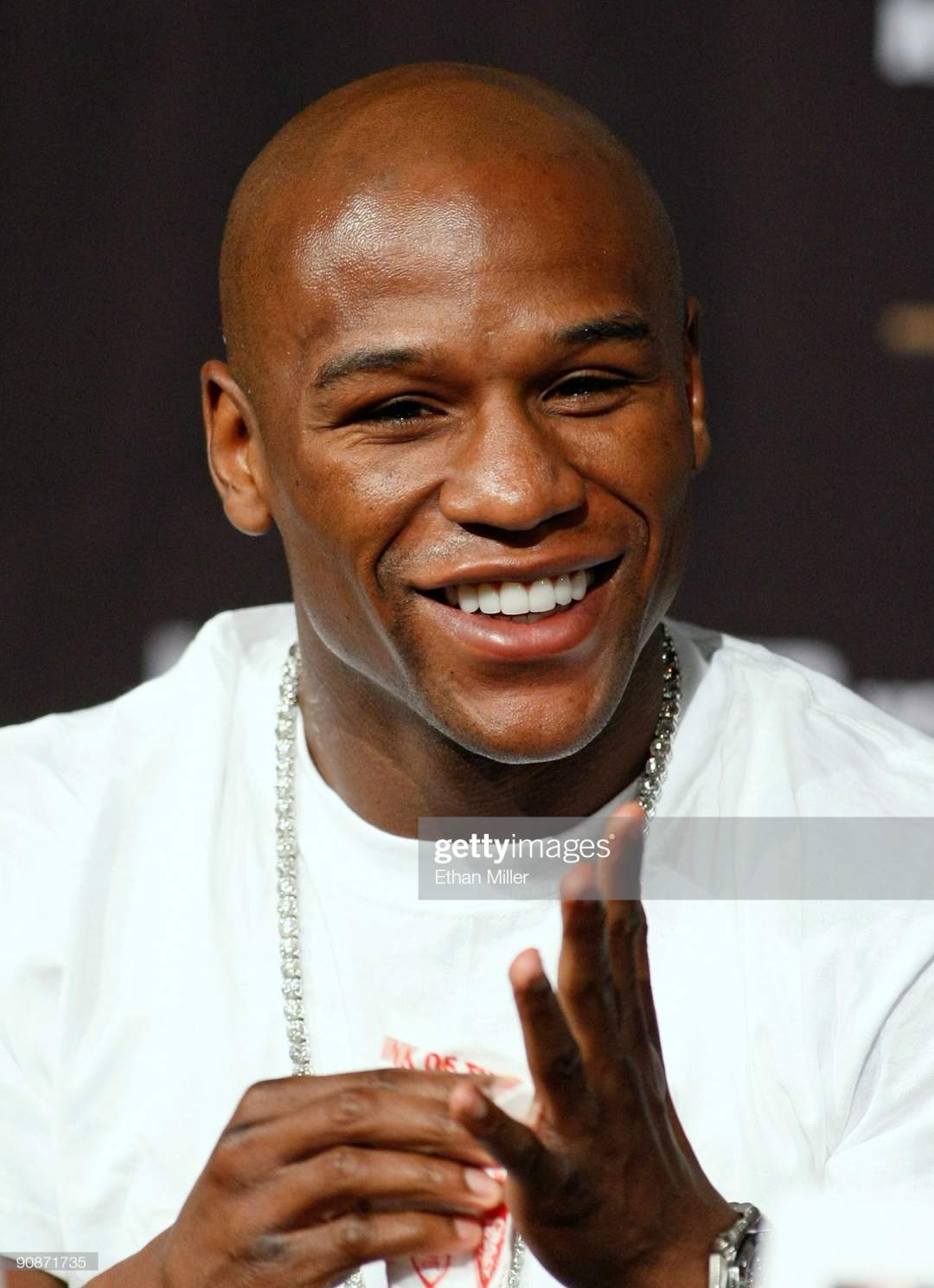 Undefeated boxer Mayweather celebrates birthday in style, sprays fake dollar notes