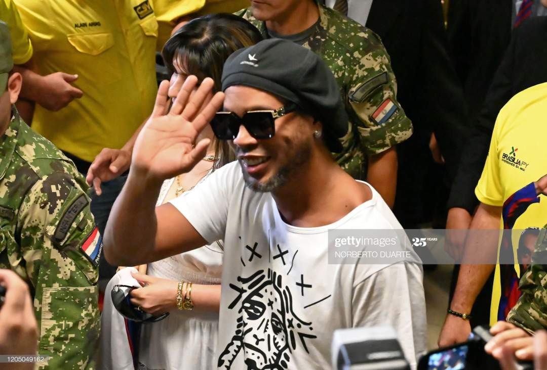 Ronaldinho shows superb skills while playing football in jail (photo/ video)