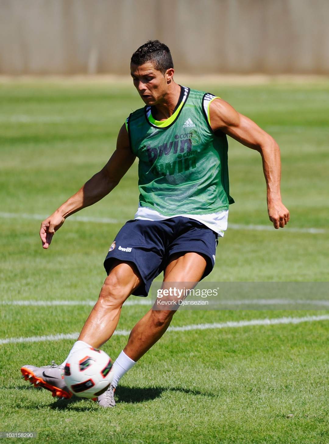 Cristaino Ronaldo trains with his new coach who is a Nigerian and retired Olympics medalist (photo/video)