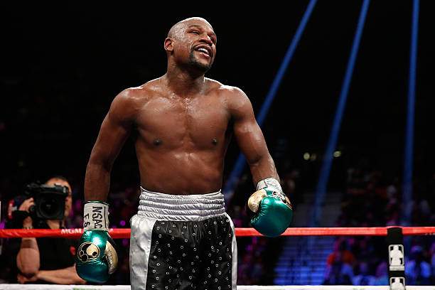 Mayweather shows off millions of cash after win over Japanese kick-boxer (photo)