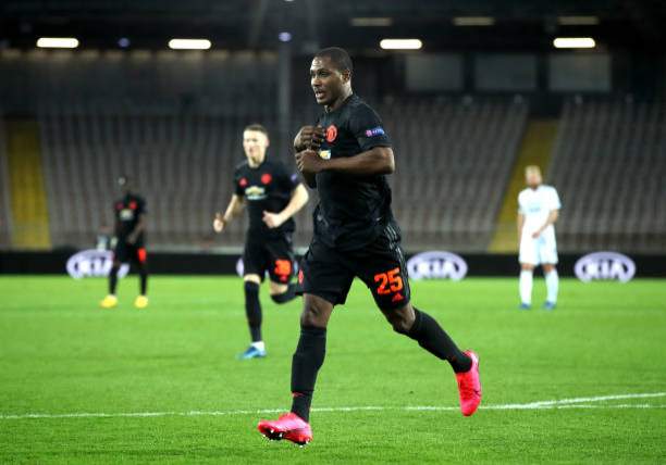 Strange woman appears with Odion Ighalo as Man United star exercises in public park (photo)