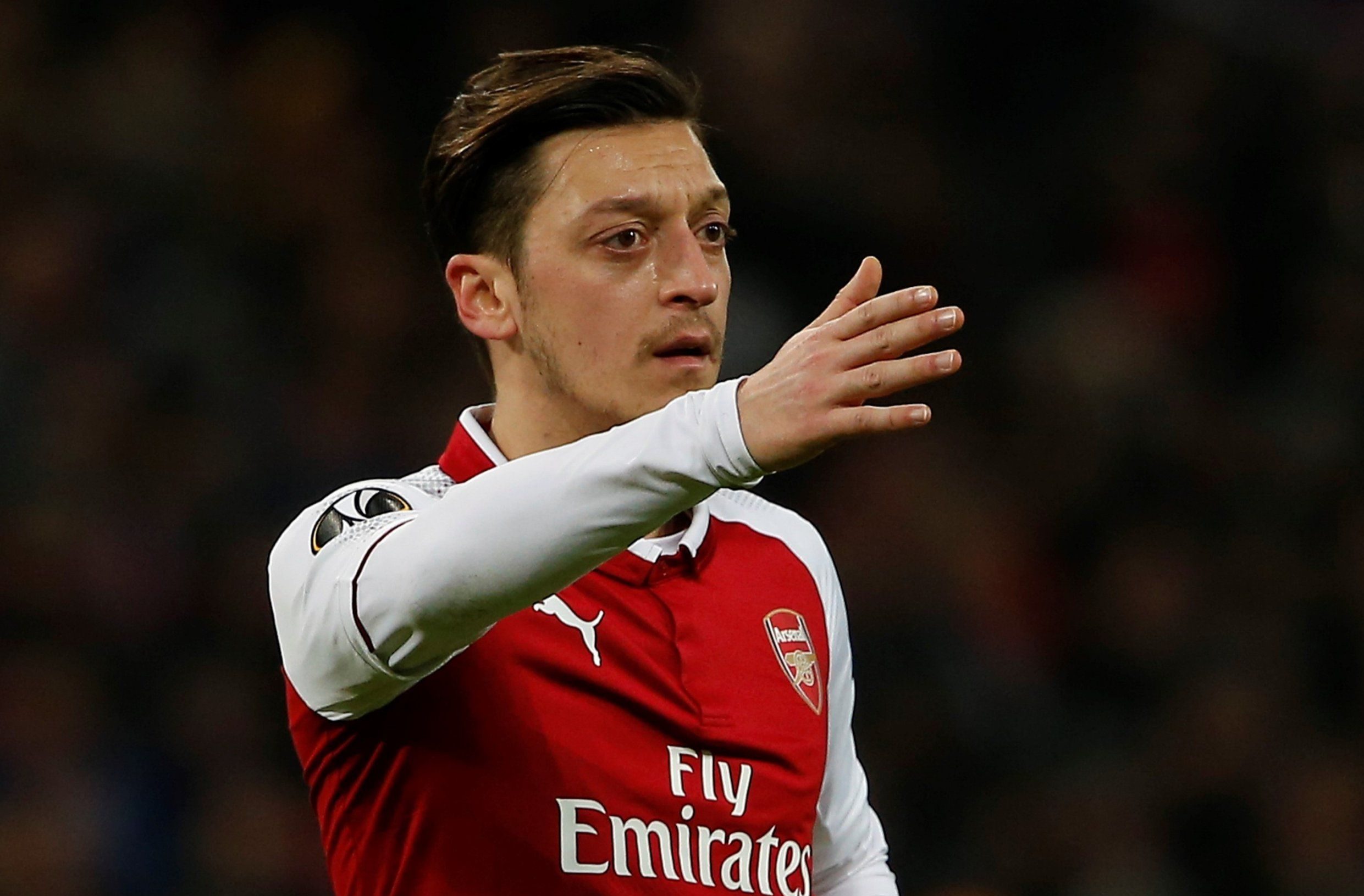 Arsenal fans fear for Mesut Ozil after Unai Emery explained his playing style