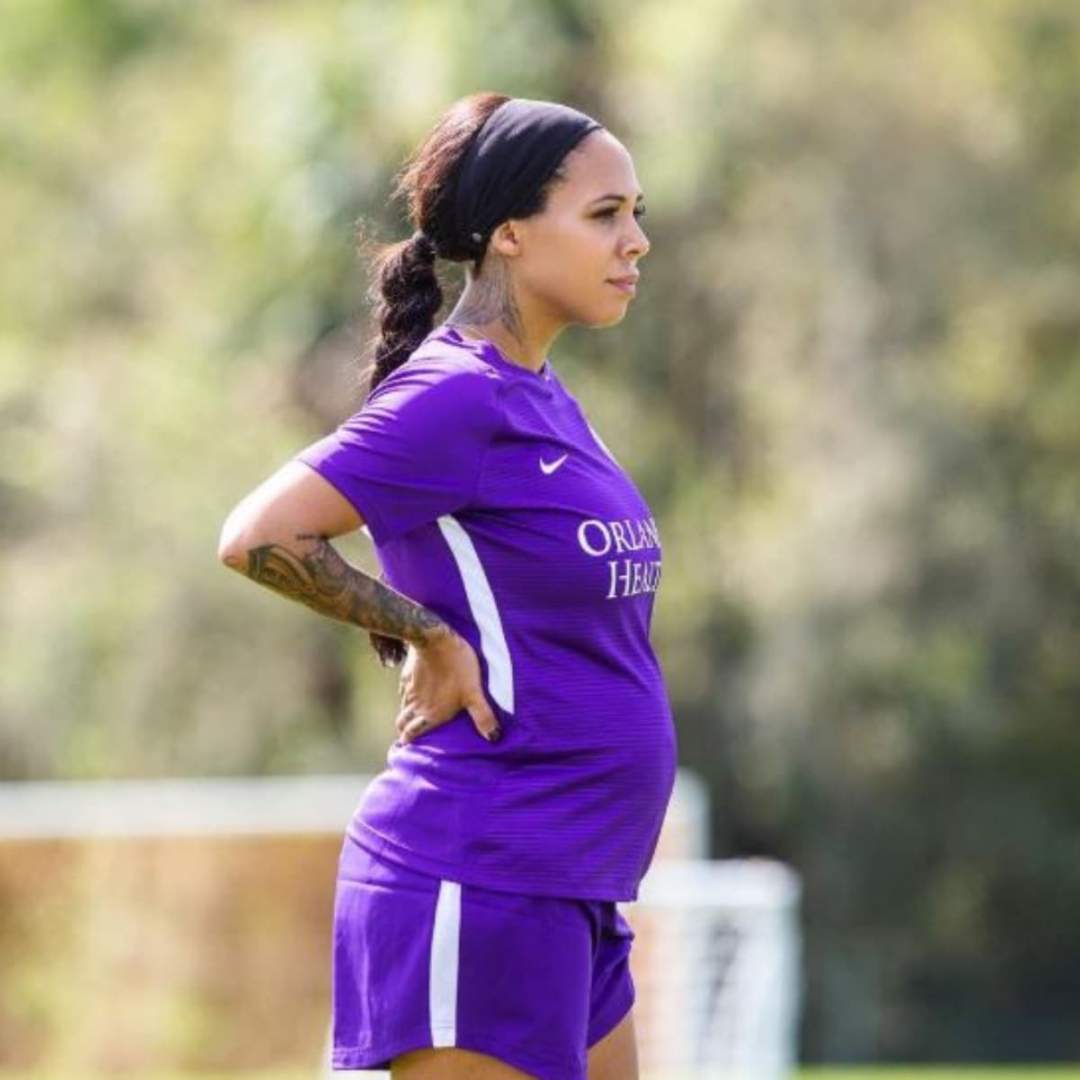 Checkout photos of heavily pregnant football player, Sydney Leroux training on the field