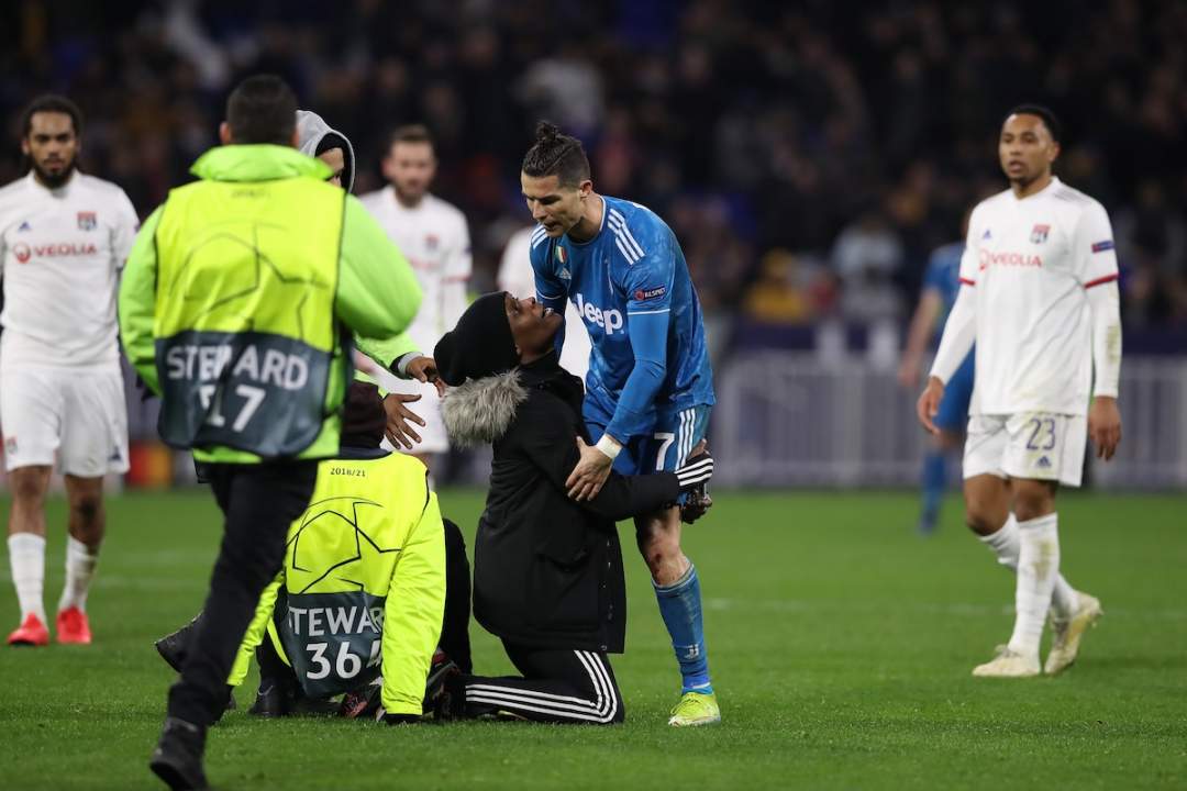 Pitch invader attacks Ronaldo in Juventus' defeat against Lyon (see photos and why)