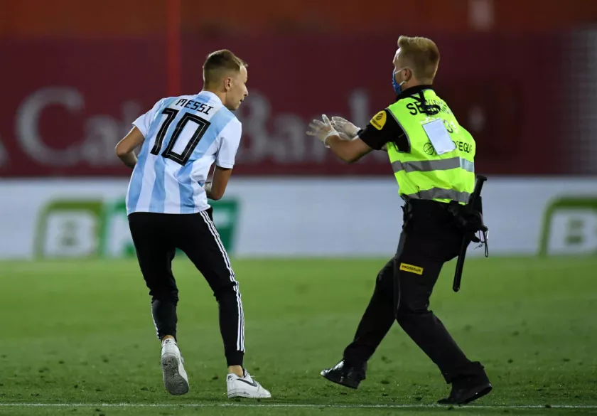 Despite coronavirus, young fan runs into the pitch trying to hug Messi and this happens (photos)