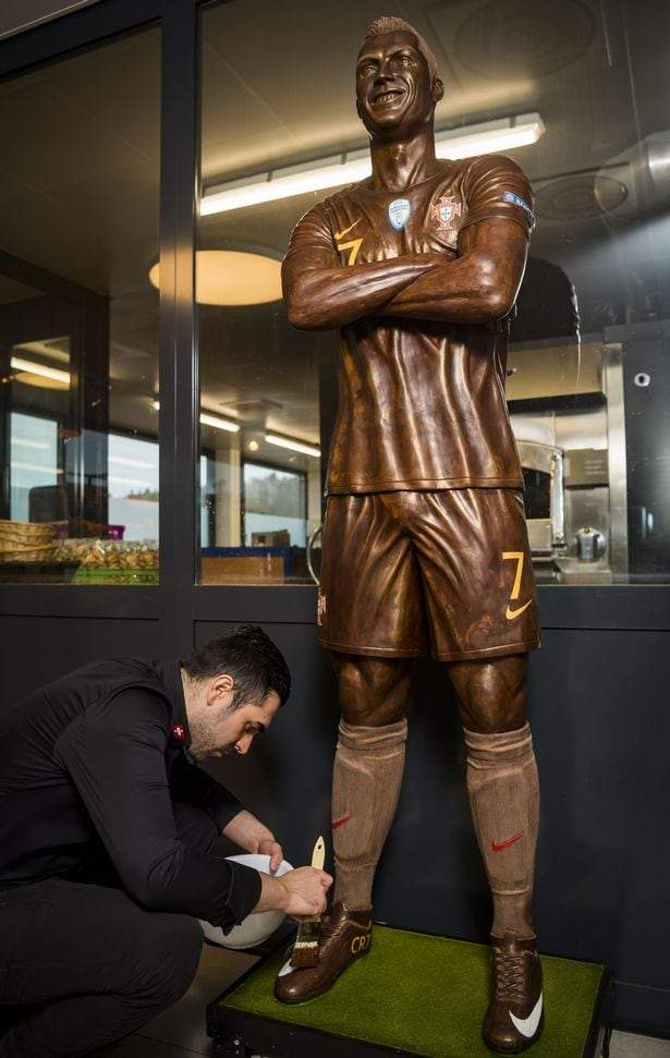 Days after getting iron-man robot, Ronaldo gets another 120kg tall statue made of chocolate (photos)