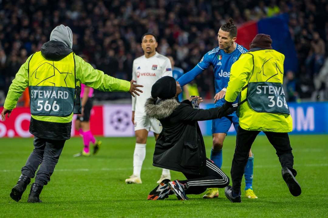 Pitch invader attacks Ronaldo in Juventus' defeat against Lyon (see photos and why)