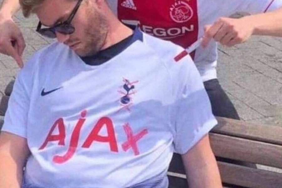 Ajax supporter 'punishes' Tottenham fan caught sleeping in the most bizarre way (photo)