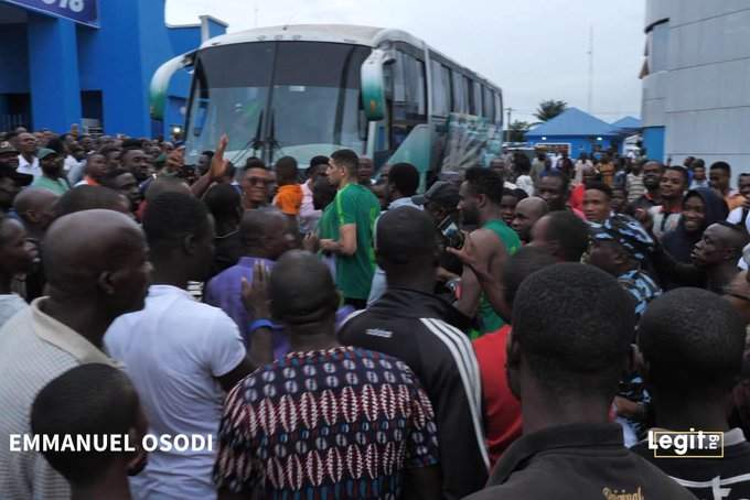 Fans mob Musa, Mikel, Iwobi, Ndidi as Nigeria prepare to face Zimbabwe (photos)