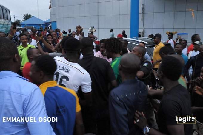Fans mob Musa, Mikel, Iwobi, Ndidi as Nigeria prepare to face Zimbabwe (photos)