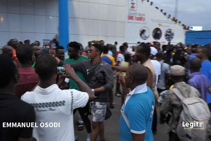 Fans mob Musa, Mikel, Iwobi, Ndidi as Nigeria prepare to face Zimbabwe (photos)