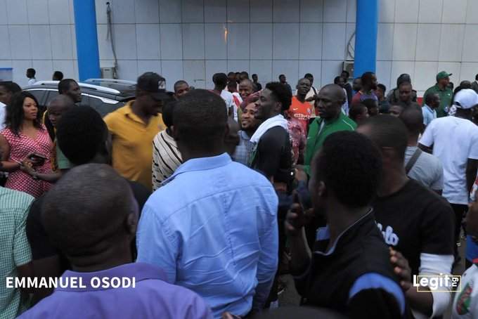 Fans mob Musa, Mikel, Iwobi, Ndidi as Nigeria prepare to face Zimbabwe (photos)