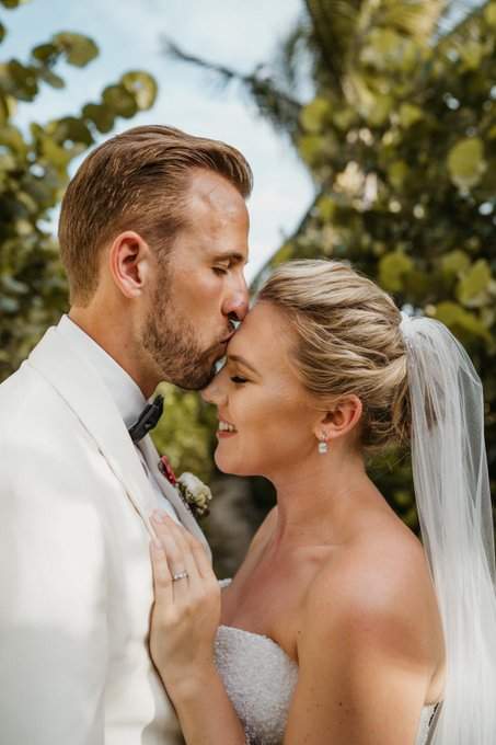 Tottenham star Harry Kane finally marries childhood sweetheart Kate Goodland (photos)