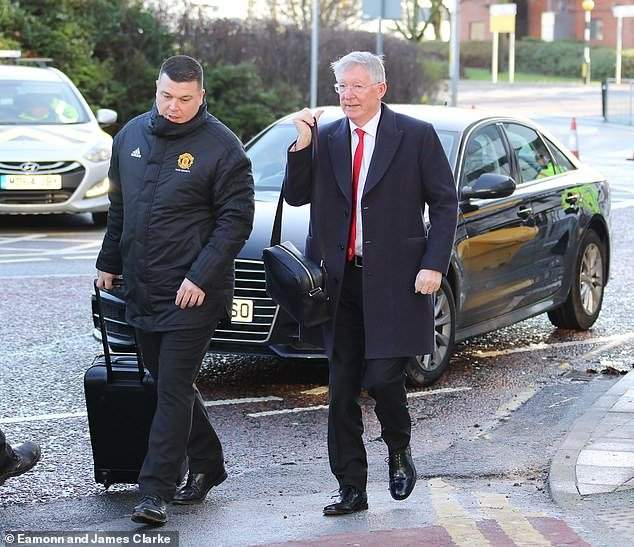 Sir Alex Ferguson travels with Man United to Paris for UCL tie against PSG (photo)