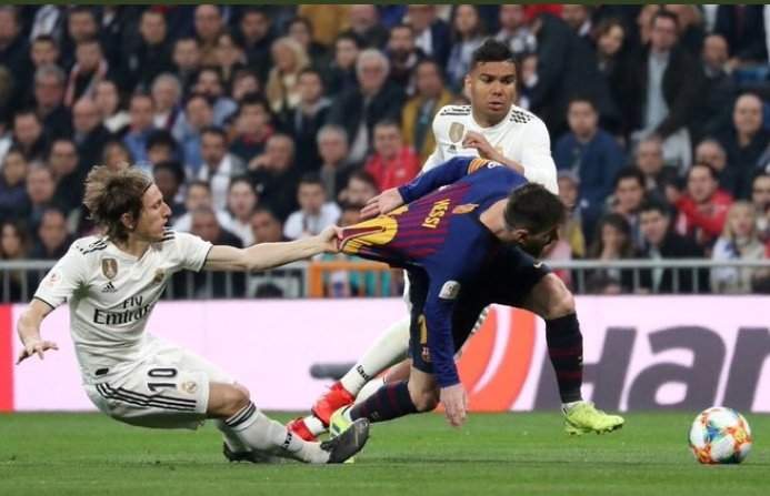 Barcelona mock Real Madrid star after photo of him pulling Messi's shirt from behind went viral
