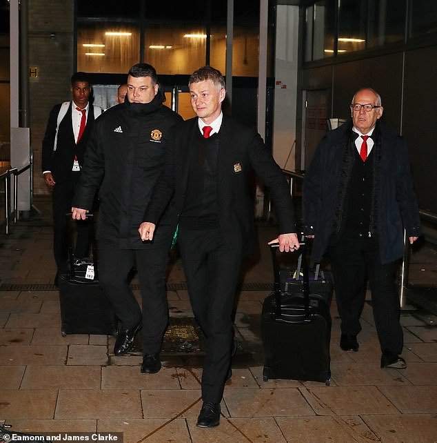 Man United players arrive Manchester along with veteran manager Alex Ferguson (photos)