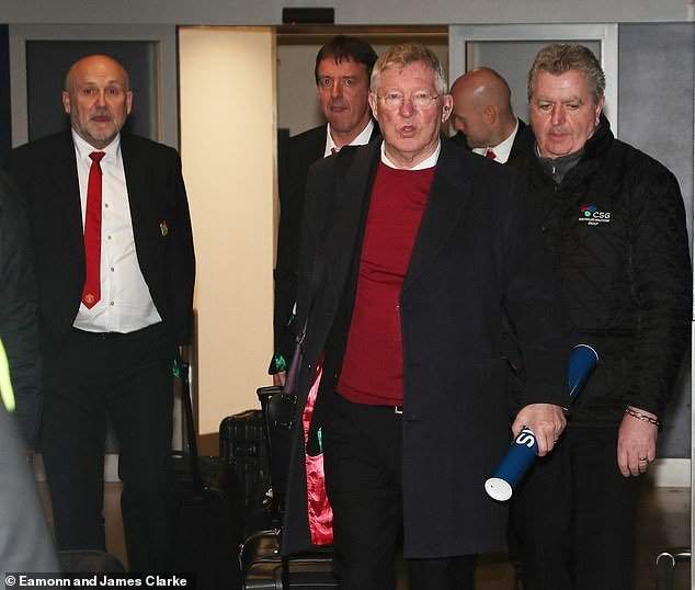 Man United players arrive Manchester along with veteran manager Alex Ferguson (photos)