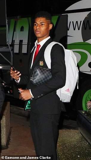 Man United players arrive Manchester along with veteran manager Alex Ferguson (photos)