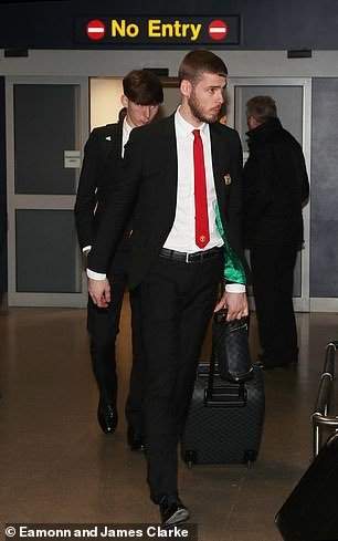 Man United players arrive Manchester along with veteran manager Alex Ferguson (photos)