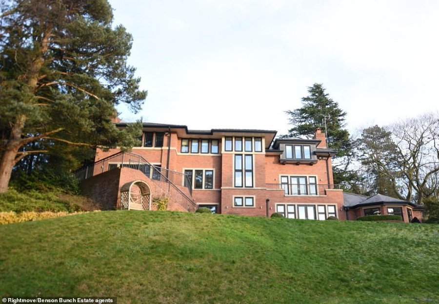 Cristiano Ronaldo finally sells Cheshire mansion for £3.25 million (photos)