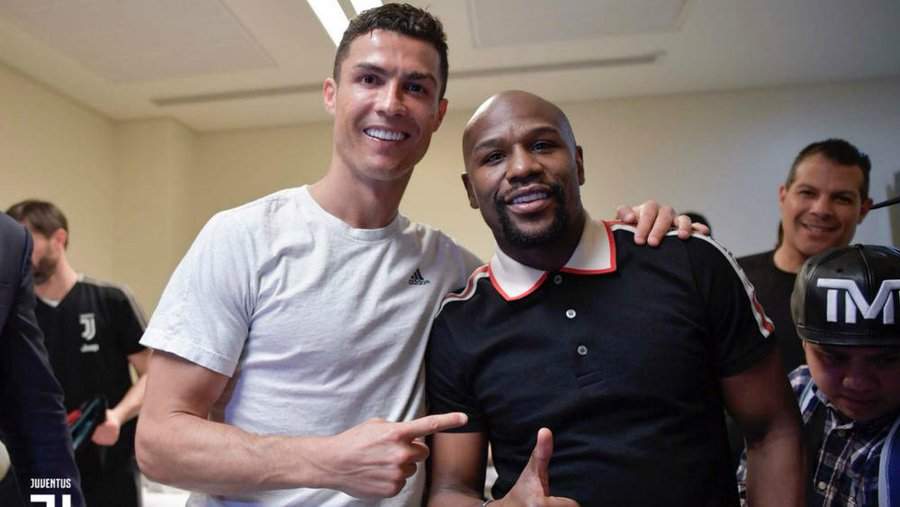 Floyd Mayweather celebrates the Italian Super Cup title with Ronaldo (photos)