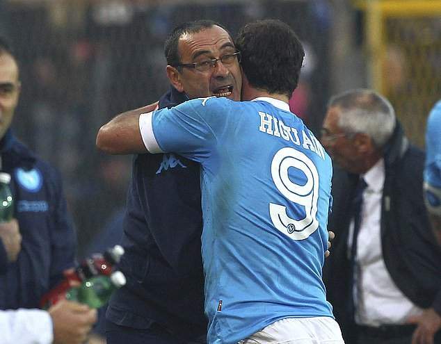 Checkout how Chelsea boss Sarri reacted after Higuain's deal to was delayed to next week