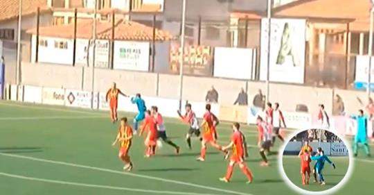 Goalkeeper brutally kicks the referee for disallowing his goal in Spain (Photos)