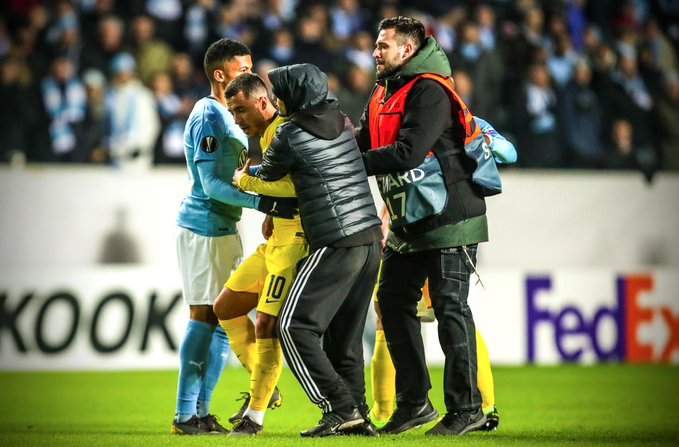 Malmo fan attacks Eden Hazard after Chelsea's Europa League win (photos)