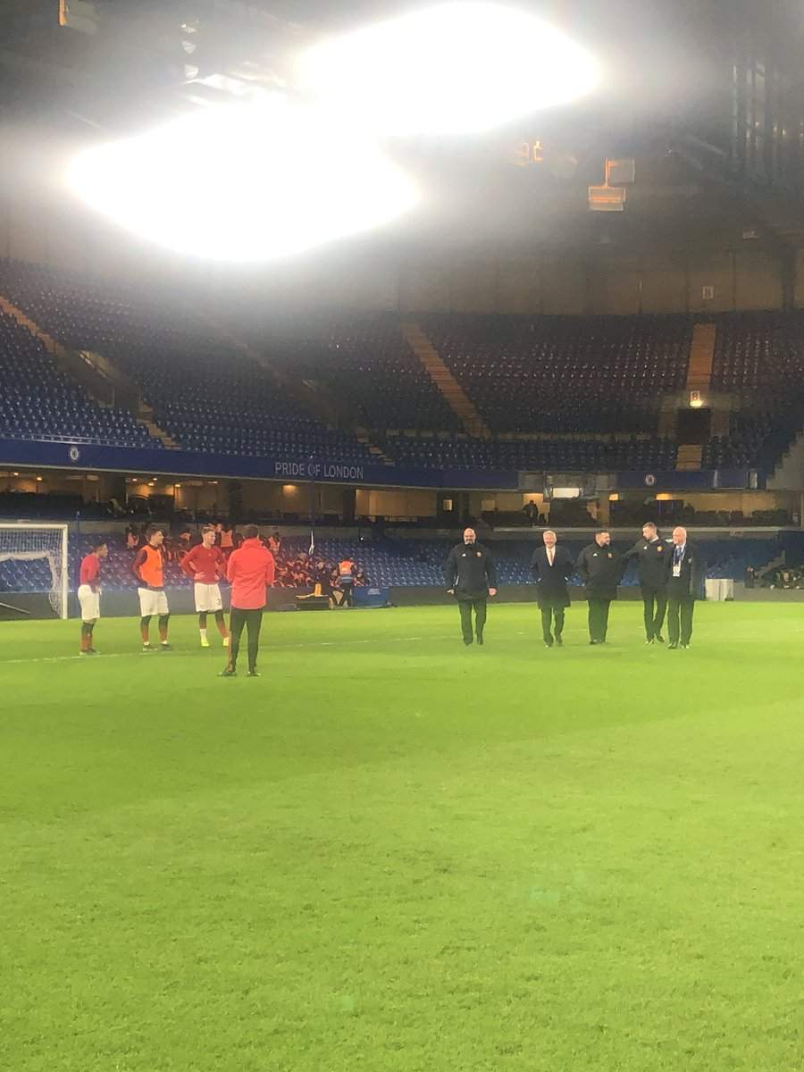 Ferguson storms Chelsea pitch to congratulate 3 Man United players and Pogba is not 1 of them