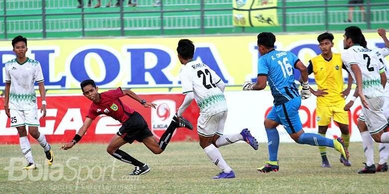 Chaos as players brutally attack referee after awarding a soft penalty