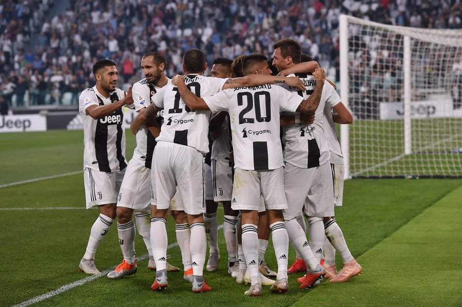 Mandzukic nets brace as Juventus thrash 10-man Napoli to remain top of Serie A
