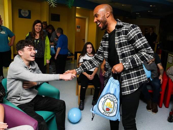 Manchester City stars visit sick children at Royal hospital with gifts (photos)
